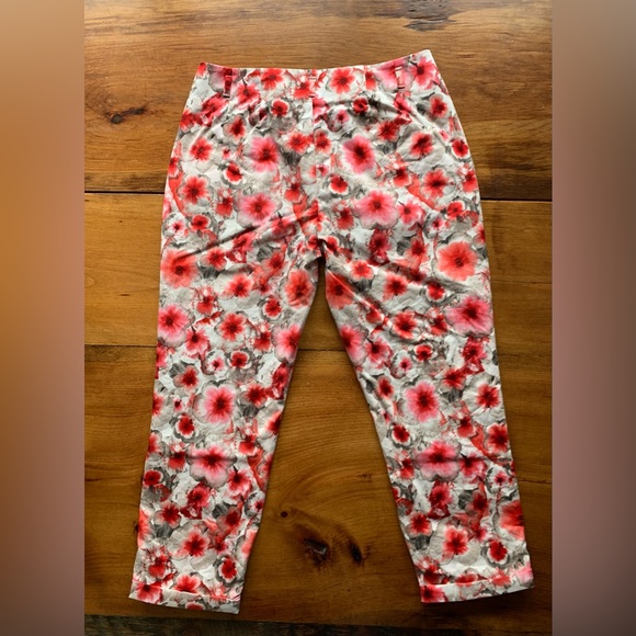 Elie Tahari capri pants. Suze 8. - Picture 3 of 9